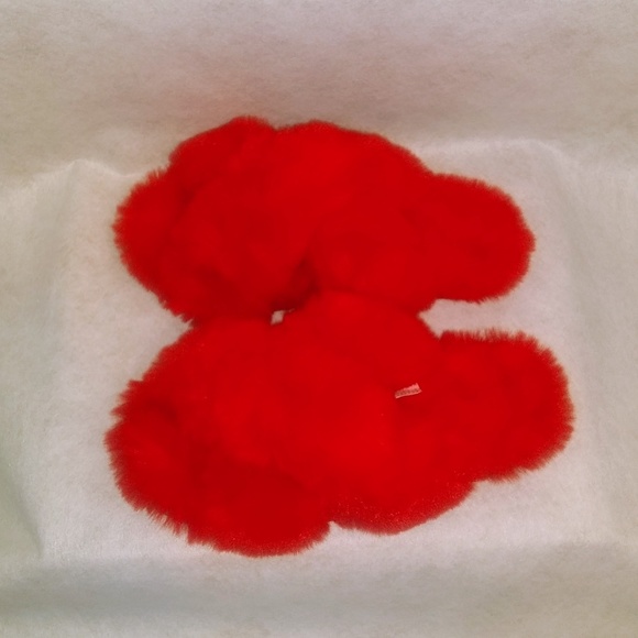 ☘️NWOT Red faux fur slippers by cat and jack - Picture 5 of 8